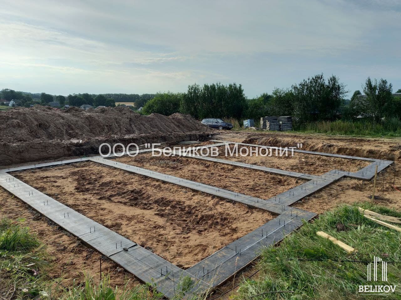 Заливка ленточного фундамента с подошвой под дом